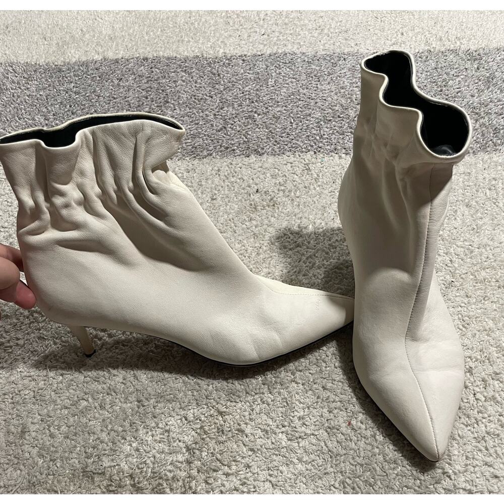 Dolce Vita Womens Sz 10 Rain Ankle Boot White Leather Pull On Ruched Pointed Toe